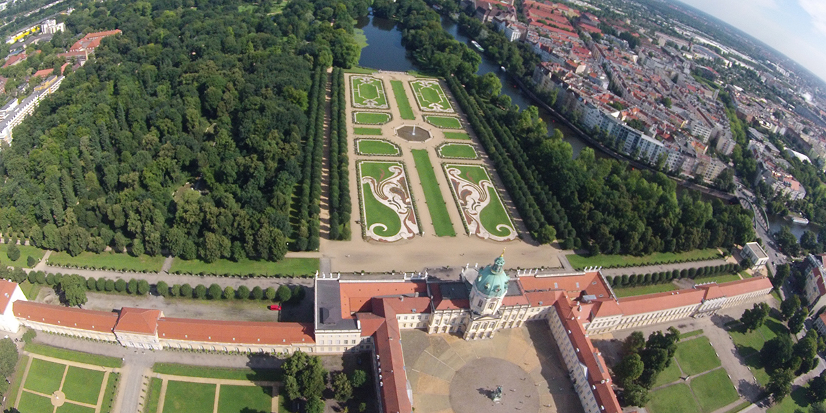 鸟瞰柏林夏洛滕堡宫及其宫殿花园 